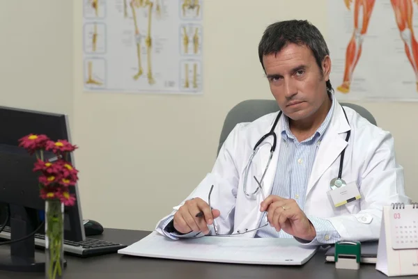 Doctor masculino que trabaja en la oficina — Foto de Stock