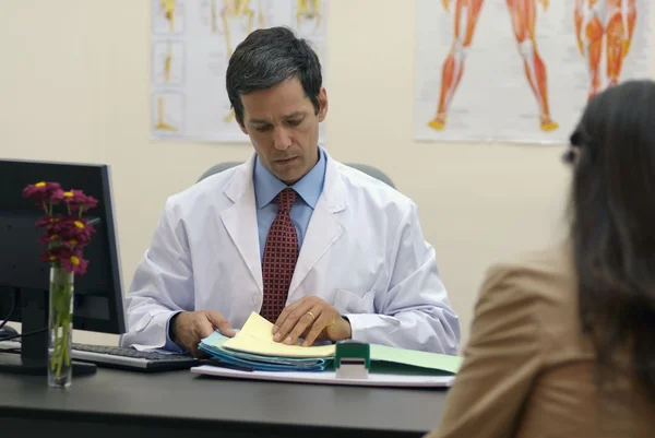 オフィスで働く男性の医師 — ストック写真