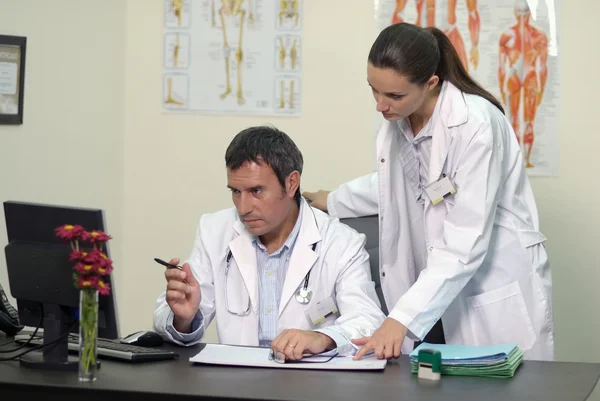 Médicos discutindo algumas questões — Fotografia de Stock