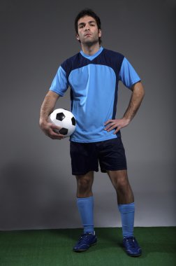 Futbol oyuncu topu ile