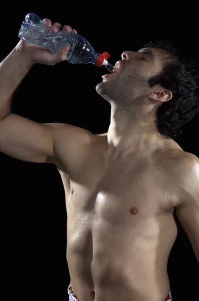 Fáradt férfi boxer ivóvíz — Stock Fotó