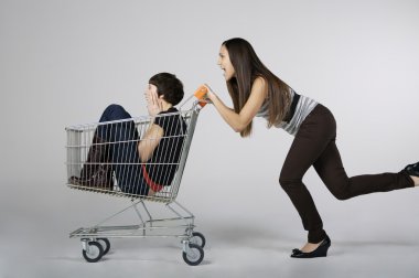 alışveriş sepeti ile dalga geçmeyi kadınlar