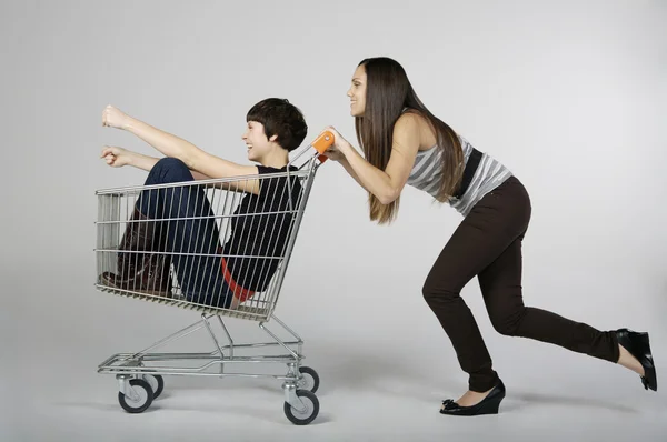 Mujeres jugando con el carrito de la compra — Foto de Stock