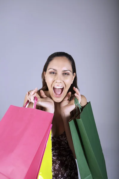 Mujer sosteniendo bolsas de compras — Foto de Stock