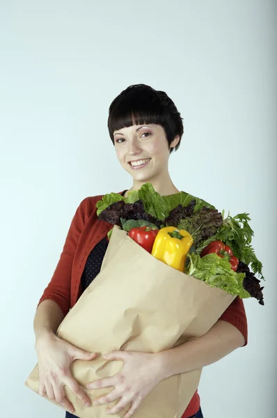 食品杂货袋的年轻女子 — 图库照片