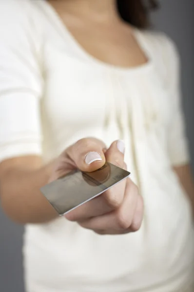 Woman showing credit card — Zdjęcie stockowe