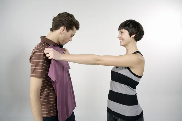 Pareja eligiendo camisa — Foto de Stock