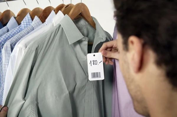 Man looking at price — Stock Photo, Image