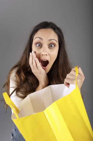 Mujer con bolsa amarilla — Foto de Stock