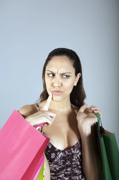 Kvinna som håller i shoppingväskor — Stockfoto