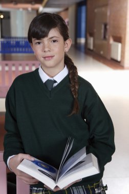 kız öğrenci holding kitap