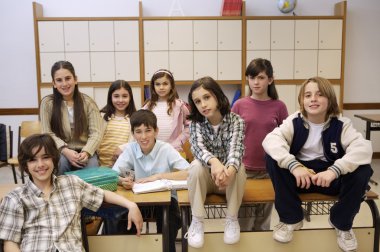 Okul çocukları sınıfta poz