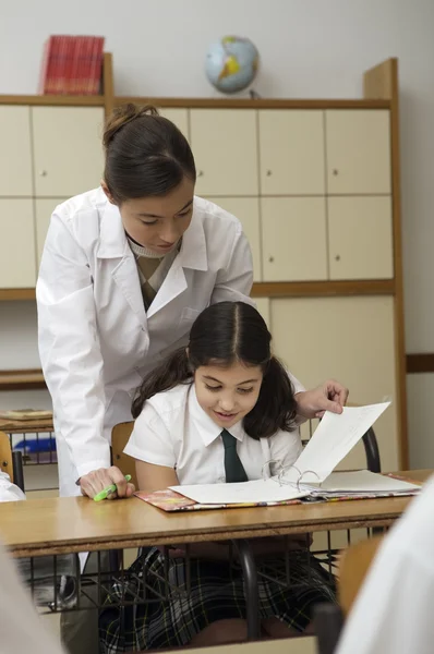 Leraar iets uit te leggen aan de schoolmeisje — Stockfoto