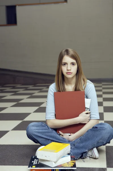 Mujer estudiante en el suelo — Foto de Stock