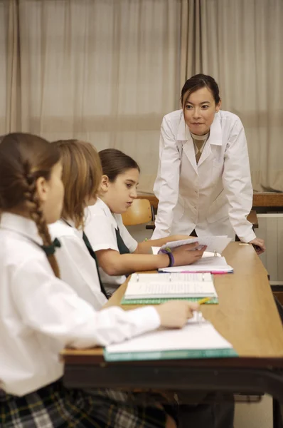 Profesor explicando algo a los estudiantes —  Fotos de Stock