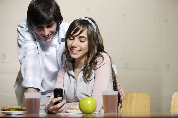 Estudiantes usando teléfono celular —  Fotos de Stock