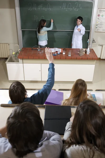 Estudiantes que estudian química — Foto de Stock