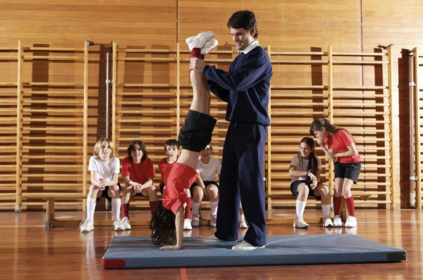 Grupo de crianças fazendo ginástica — Fotografia de Stock