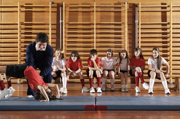 Grupp barn gör gymnastik — Stockfoto