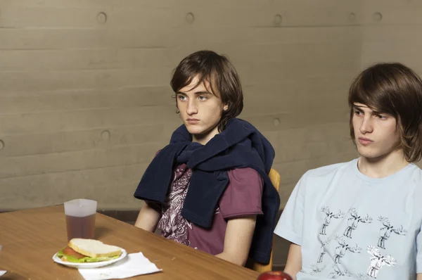 Estudiantes aburridos sentados en cafetería — Foto de Stock