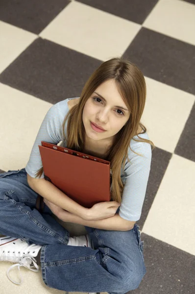 Mujer estudiante en el suelo — Foto de Stock