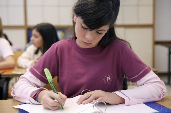 Iskola lány ül a pult — Stock Fotó