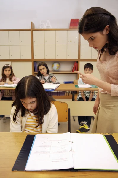 A tanár adott iskoláslány egy nyelv-rögzítés — Stock Fotó