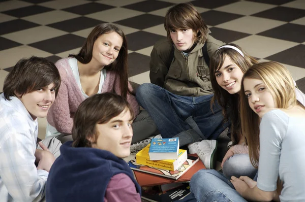 Groupe d'étudiants adolescents — Photo