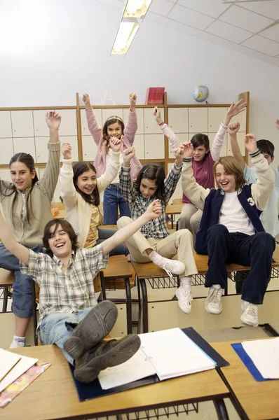 School children raised their hands — Stock Photo, Image