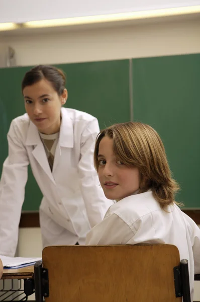 Profesora dando una lección — Foto de Stock