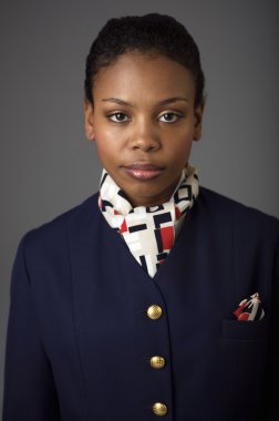 Hostes üniformalı portresi