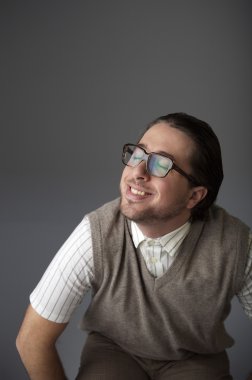 gözlük gülümseyen genç adam