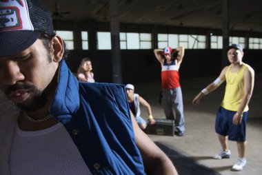 Terk edilmiş inşaatta çalışan break dansçılar grubu.