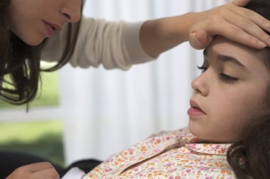 alnına el ile küçük kız