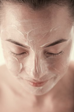 Losyon yüzünde kadınla