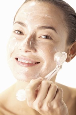 Bir kadın yüz bir aplikatör ile