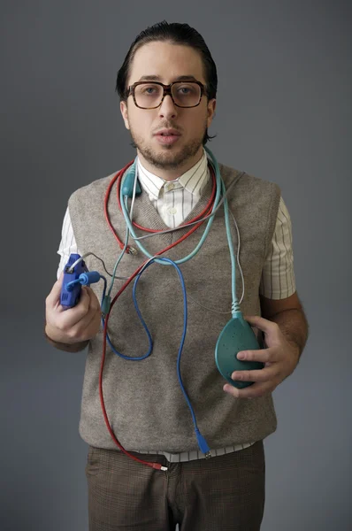 Hombre joven con cables en el cuello — Foto de Stock