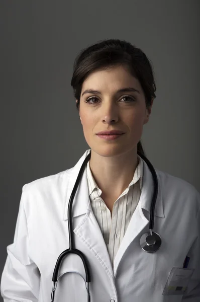 Femme médecin avec stéthoscope — Photo