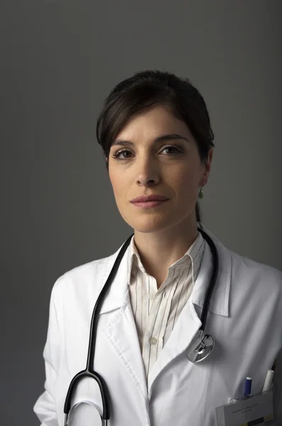 Femme médecin avec stéthoscope — Photo