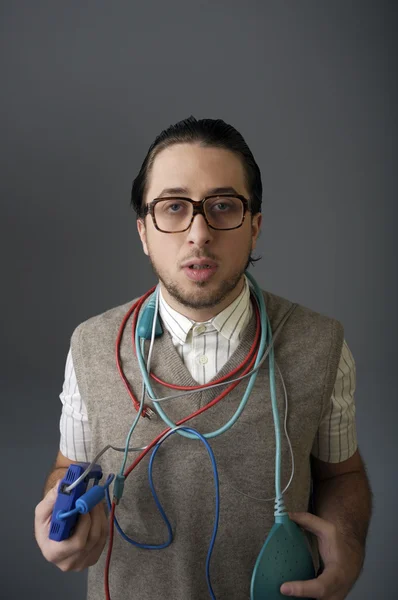 Hombre joven con cables en el cuello — Foto de Stock