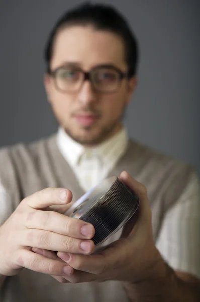 Joven sosteniendo un montón de discos — Foto de Stock