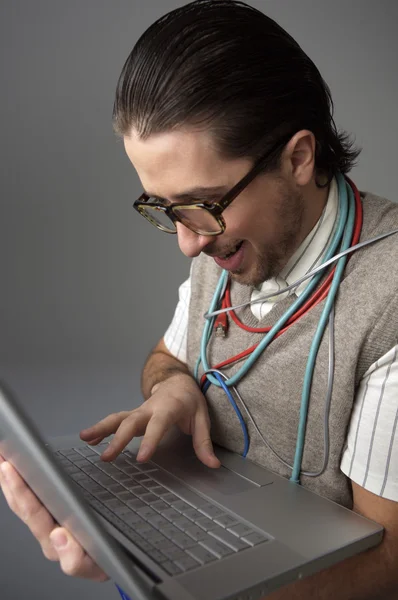 Hombre joven con cables en el cuello — Foto de Stock