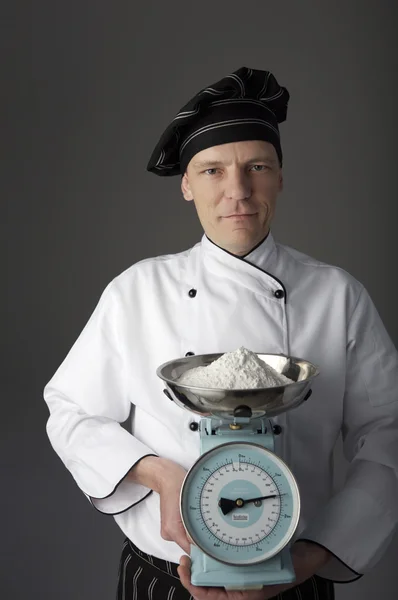 Шеф-кухар тримає старі ваги — стокове фото