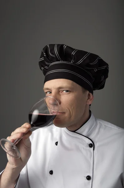 Сомельє перевіряє якість вина — стокове фото