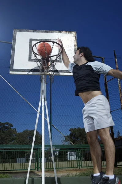 Joueur de basket lançant la balle — Photo