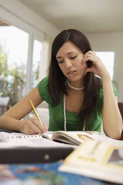 Fille faisant le travail à la maison — Photo