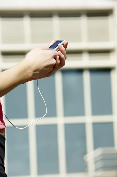 Les mains d'une femme un lecteur MP3 — Photo