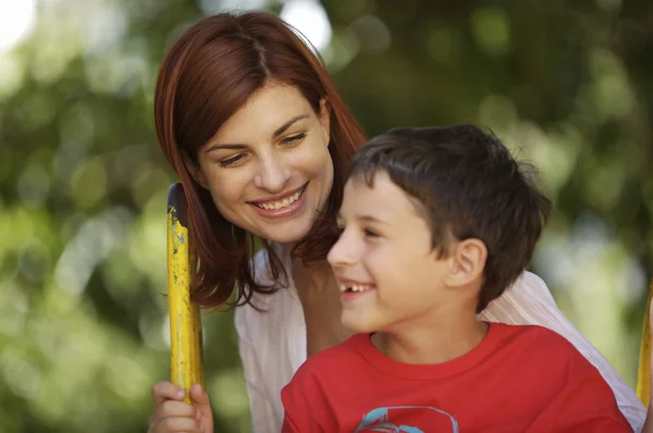 Mãe e filho felizes — Fotografia de Stock