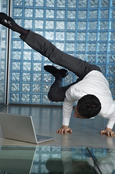 Empresário praticando ioga no escritório — Fotografia de Stock