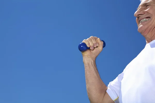 Un homme âgé faisant de l'exercice — Photo